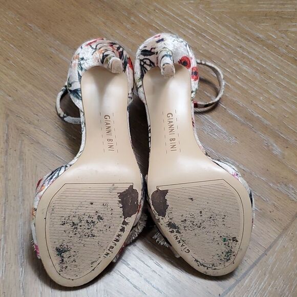 Gianni Bini Tan Huh heels, Floral pattern, Tan tassels, 4 inches, Size 6.5 - Picture 10 of 11